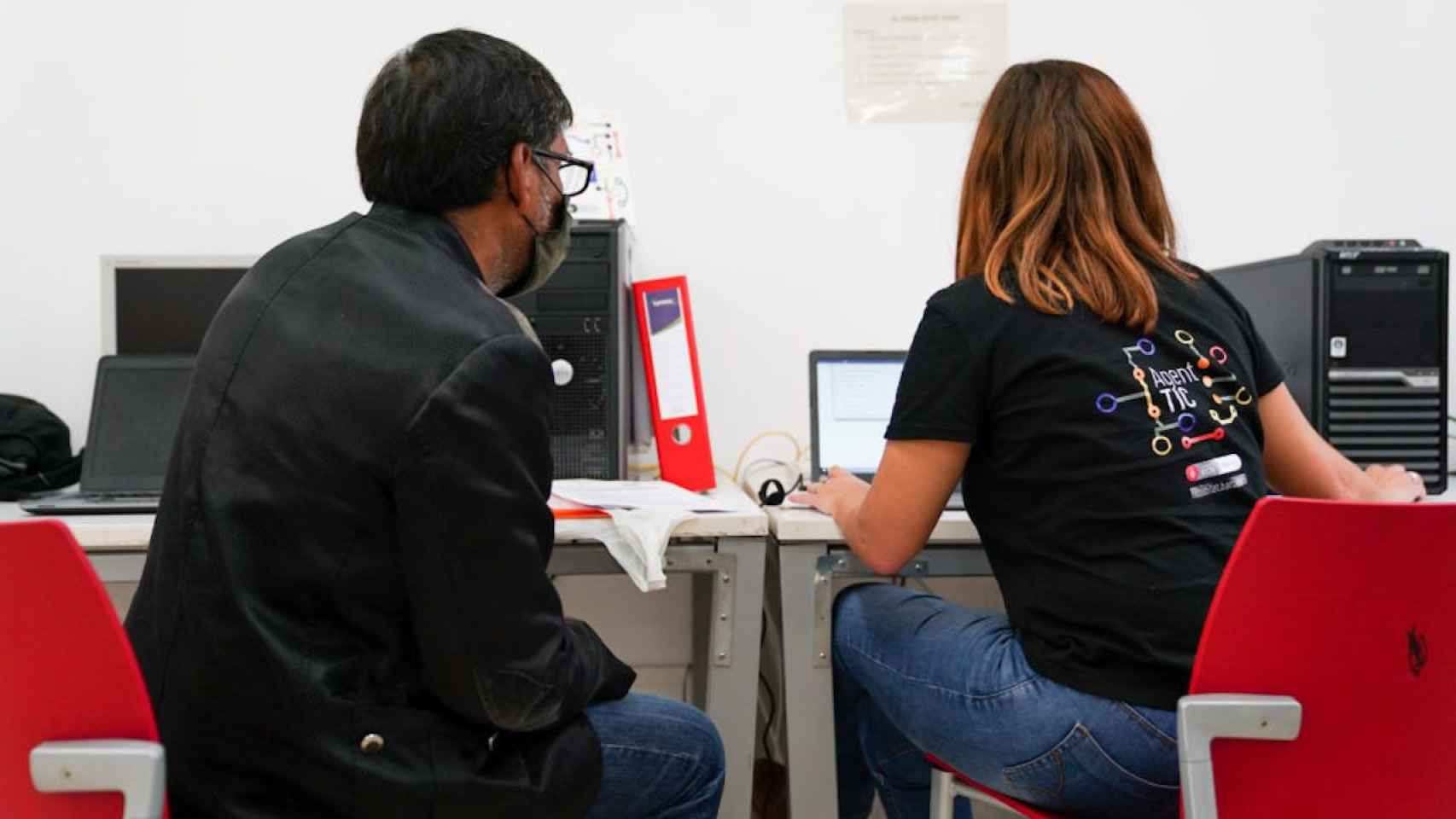 Dos personas frente a un ordenador / AYUNTAMIENTO DE BARCELONA