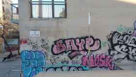 Una de las paredes de la plaza del Poble Romaní, en Gràcia, llena de grafitis / METRÓPOLI ABIERTA - JORDI SUBIRANA