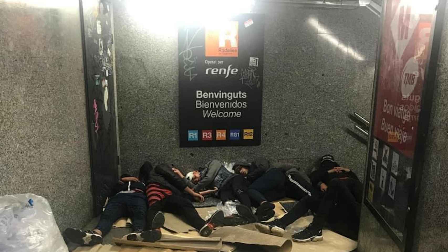 Seis jóvenes inmigrantes duermen en los accesos de la estación de Catalunya / REDES SOCIALES