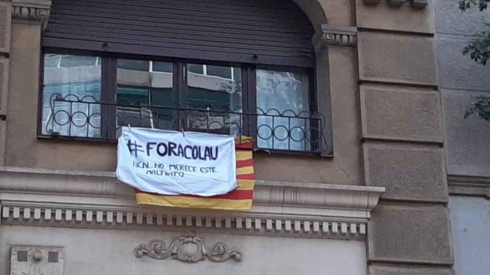 Cartel contra la alcaldesa Ada Colau en un balcón de Barcelona