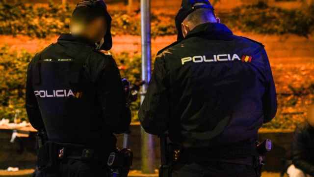 Dos de los policías que han detenido a los sospechosos de agredir a agentes en Badalona / TWITTER - @Albiol_XG