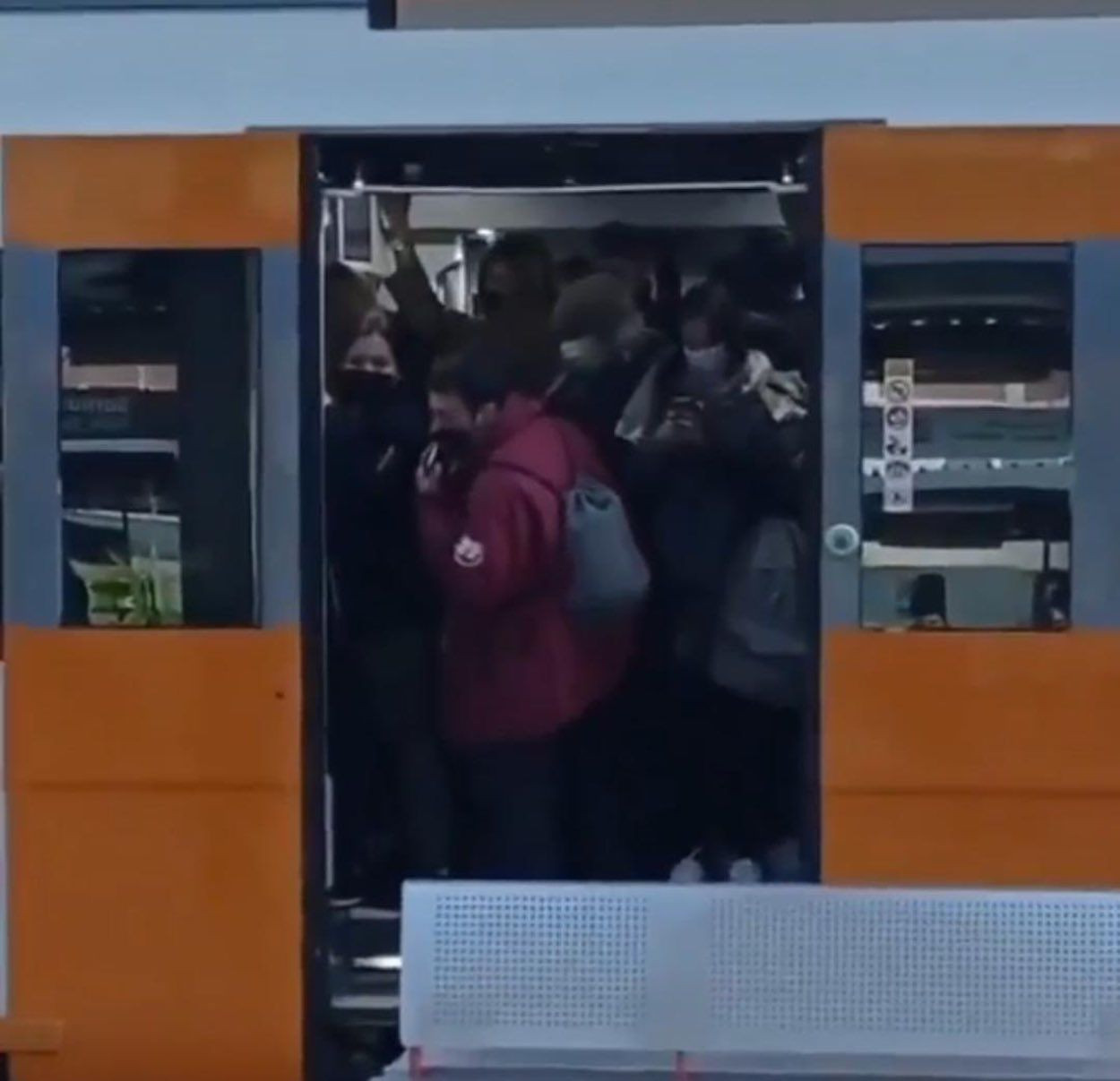 Un tren de Rodalies, lleno a rebosar en Mataró / REDES SOCIALES-ARCHIVO