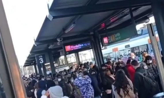 Imagen del andén de la estación de Mataró, lleno de gente esperando un tren / REDES SOCIALES