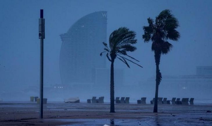 Viento huracanado en la plaza de Barcelona en una imagen de archivo / EFE