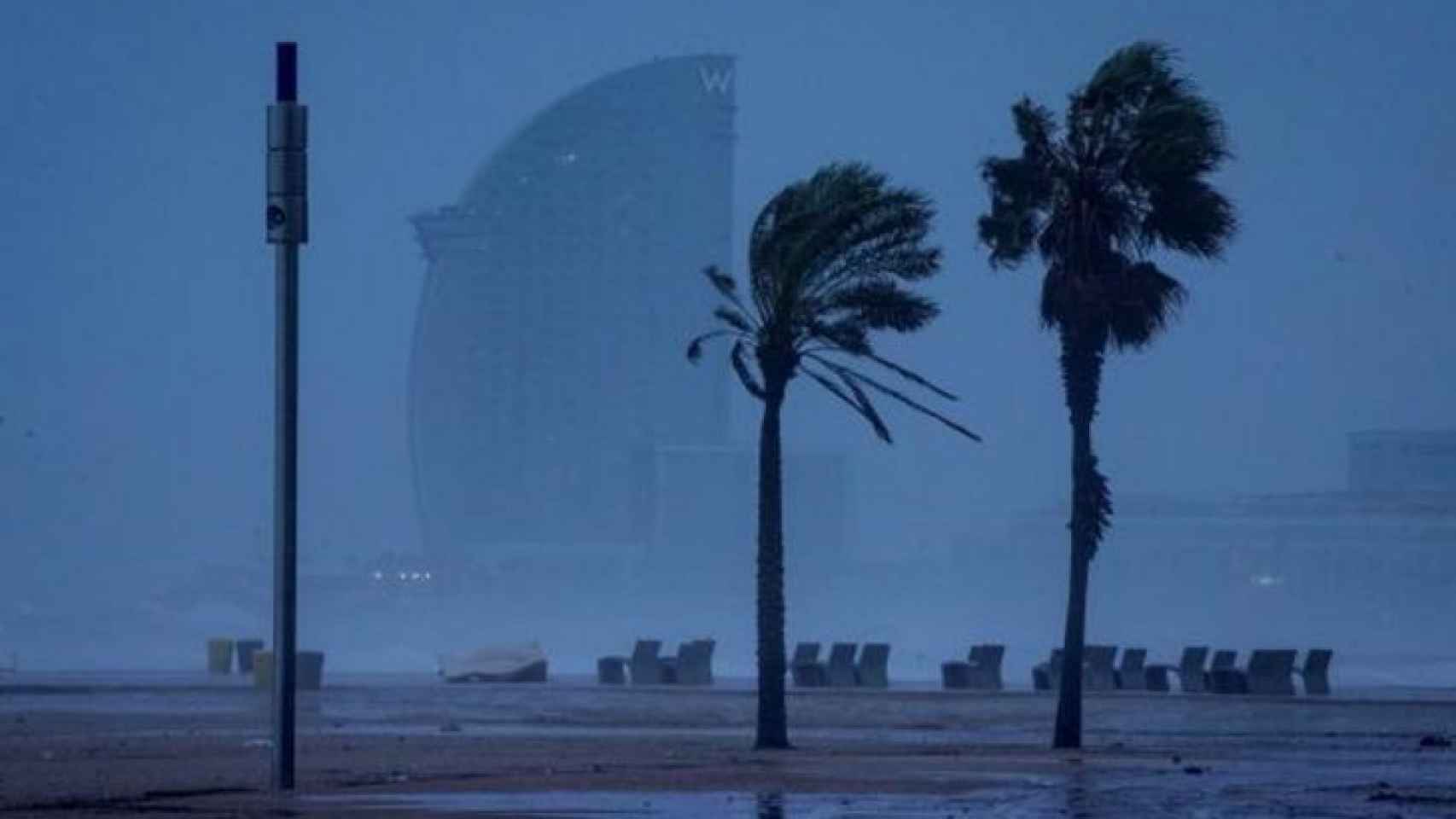Fuerte viento en Barcelona en una imagen de archivo