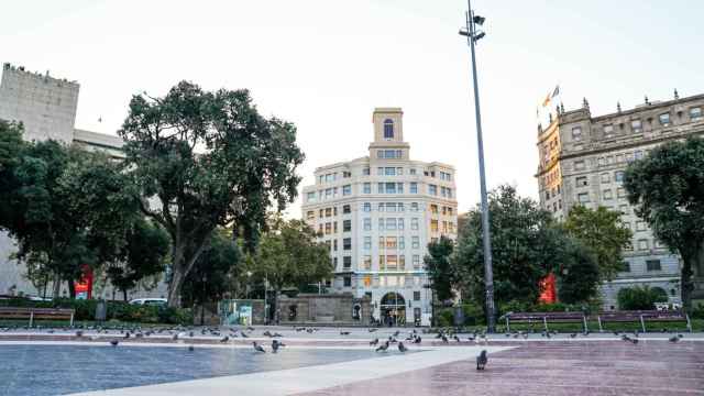 Plaza Cataluña y sus palomas/ AJ DE BARCELONA