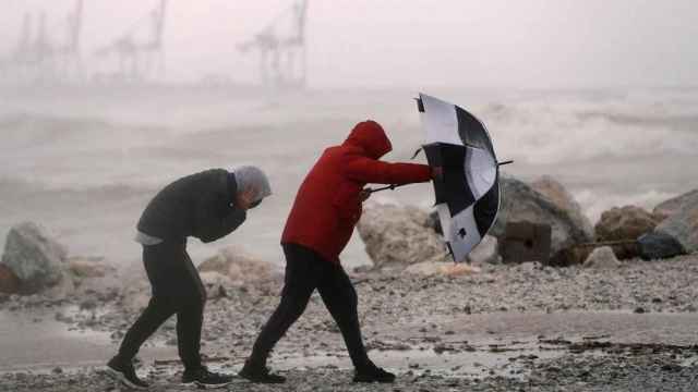 Imagen de un temporal de fuertes vientos indicado con alerta amarilla en Barcelona / EFE