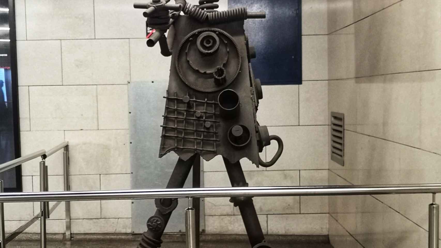 Escultura del 'Guerrer' en la estación de metro de Universitat / INMA SANTOS