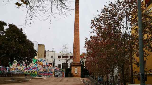 Chimenea del Vapor Puigmartí, en la plaza del Poble Romaní, en Gràcia / INMA SANTOS