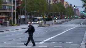 Una persona caminando sola durante el confinamiento total de marzo en Barcelona / EFE