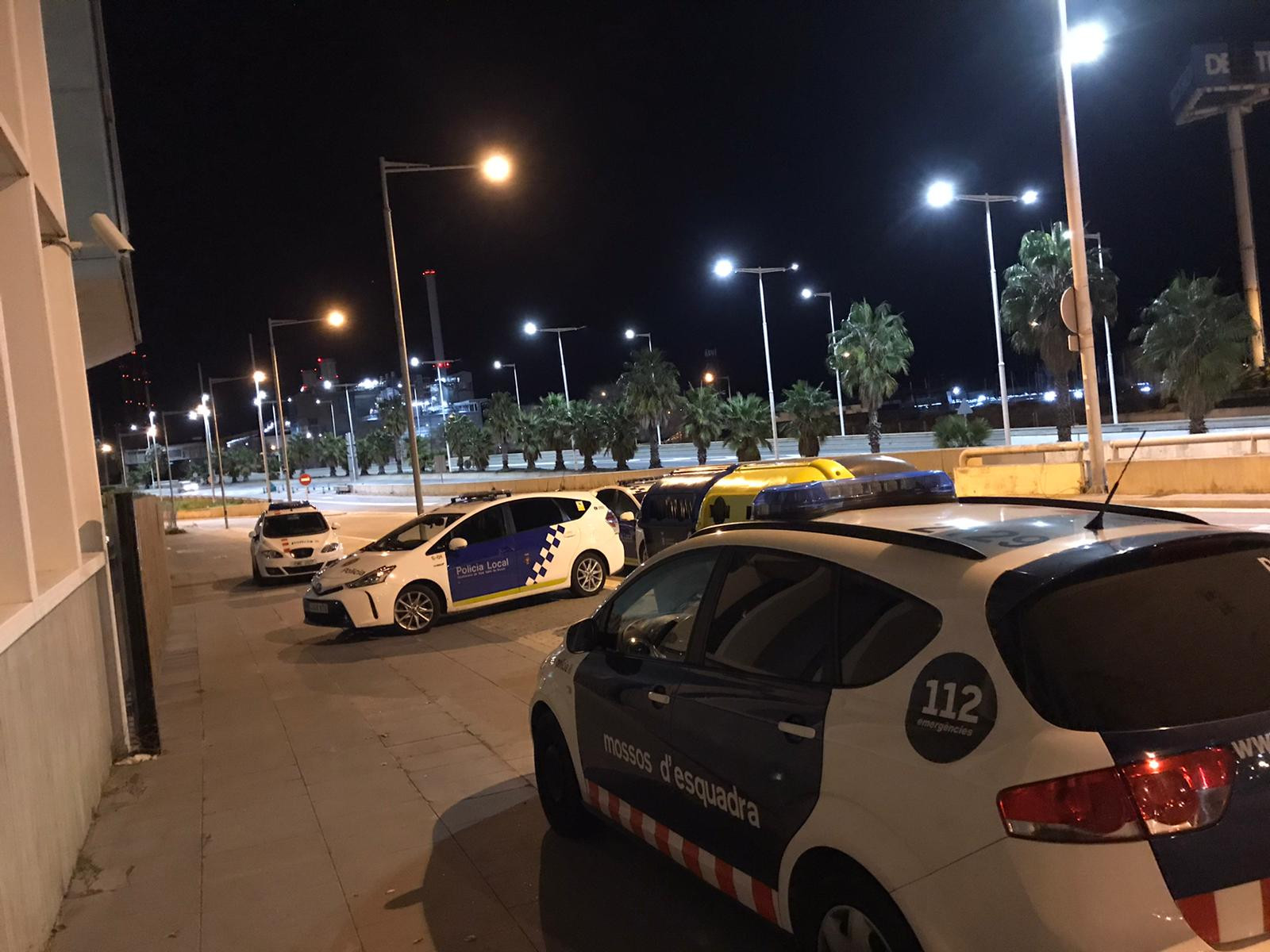Coches de Mossos y Policía Local en Sant Adrià / CEDIDA