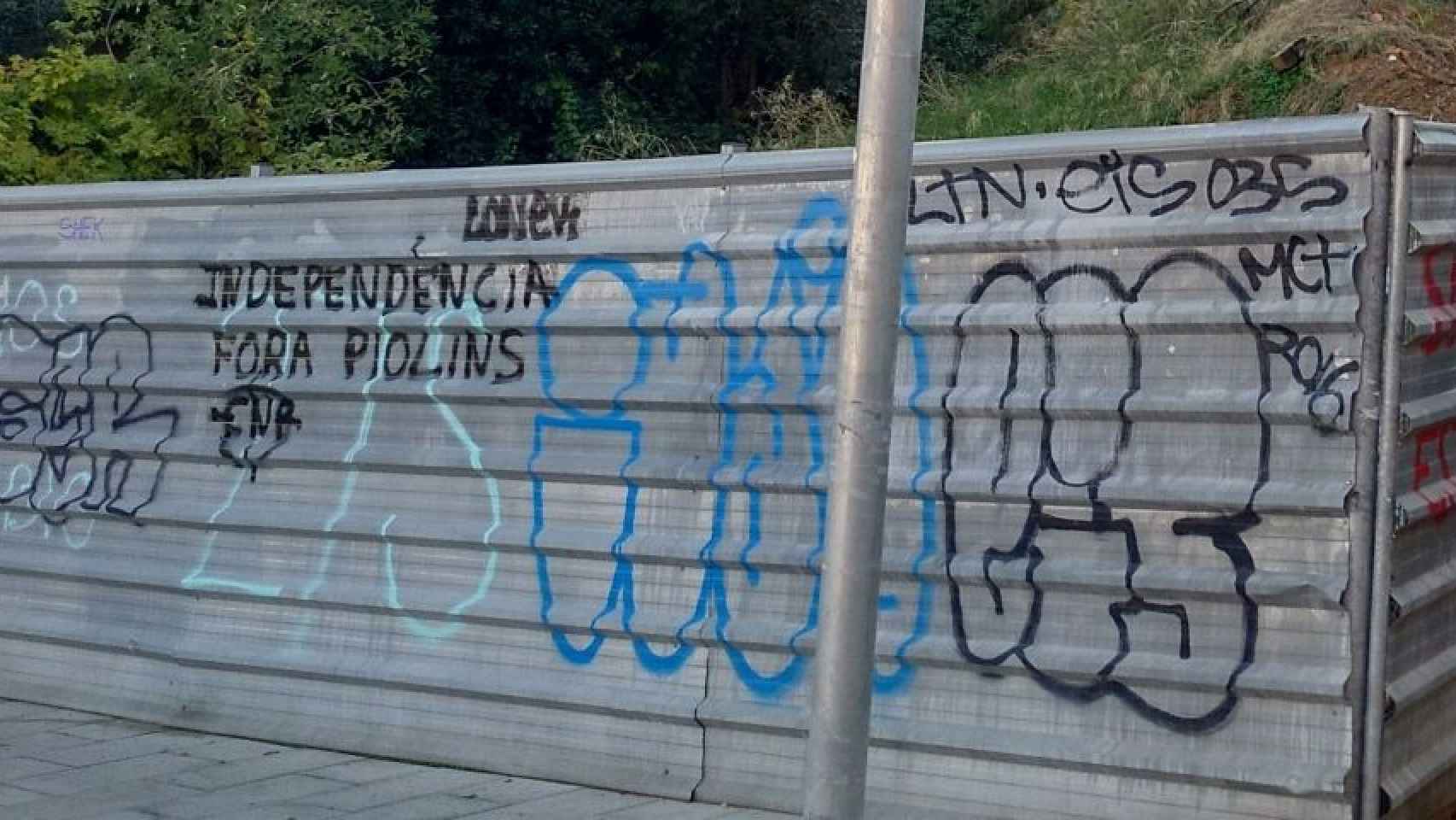 Pintadas en una valla de La Teixonera / PA