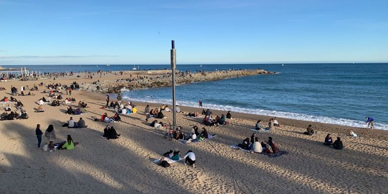Grupos de gente en la playa de la Barceloneta, muchos de ellos sin mascarilla / VERÓNICA MUR