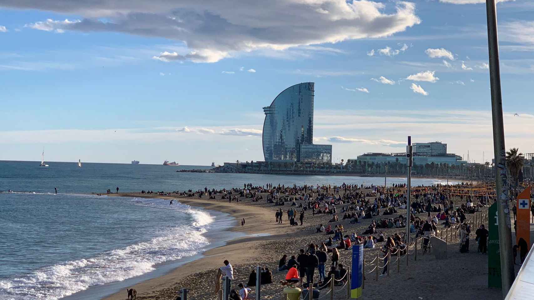 La playa de la Barceloneta durante el mes de enero, llena de gente a reventar / VERÓNICA MUR