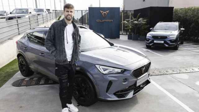 Gerard Piqué, jugador del Barça junto a su nuevo Cupra / FC BARCELONA