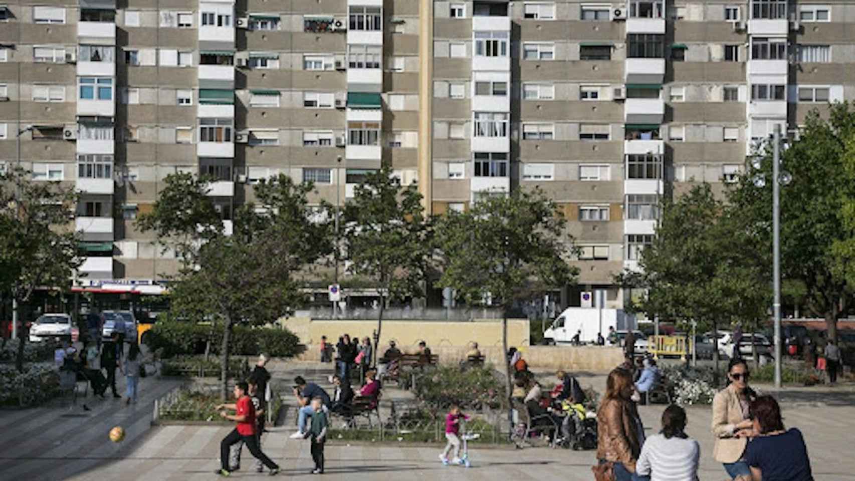 Bloque de viviendas y gente paseando en Badia del Vallès (Barcelona) / ARCHIVO