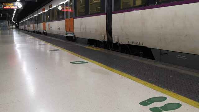 Un tren de Rodalies parado en una estación / RODALIES