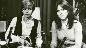Mercedes Milá (derecha) y Isabel Teinalle en un plató de televisión en 1978 / @lametazo