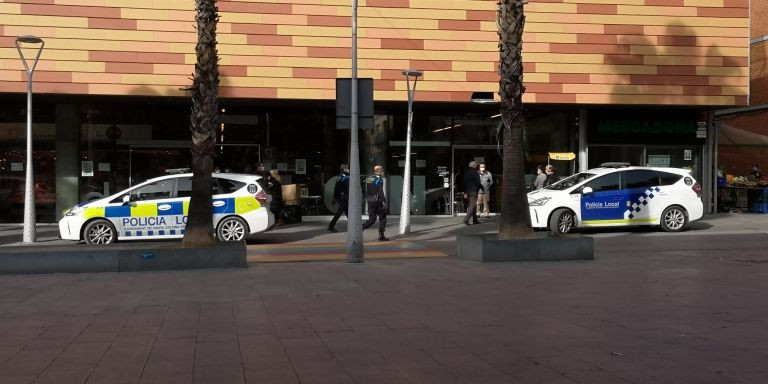 Dos coches de la Guardia Urbana de Badalona enfrente del mercado / G.A