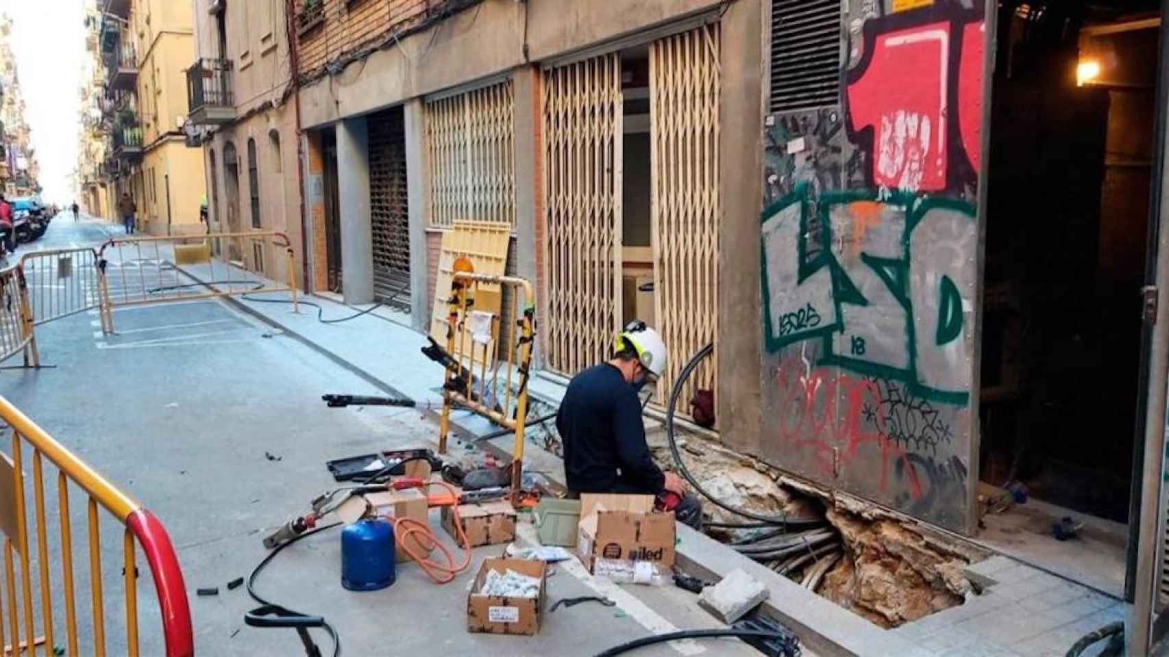 Imagen de la reparación de un corte de luz en el barrio de Barceloneta / CG
