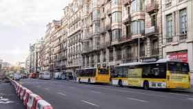 Autobuses parados en la ronda Universitat de Barcelona - AYUNTAMIENTO DE BARCELONA - Archivo