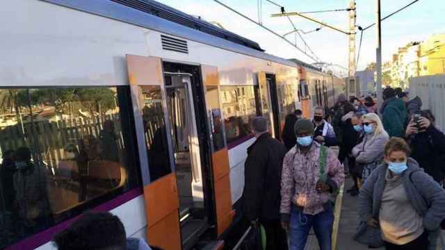 Usuarios de la línea R1 de Rodalies en Cabrera de Mar / CEDIDA