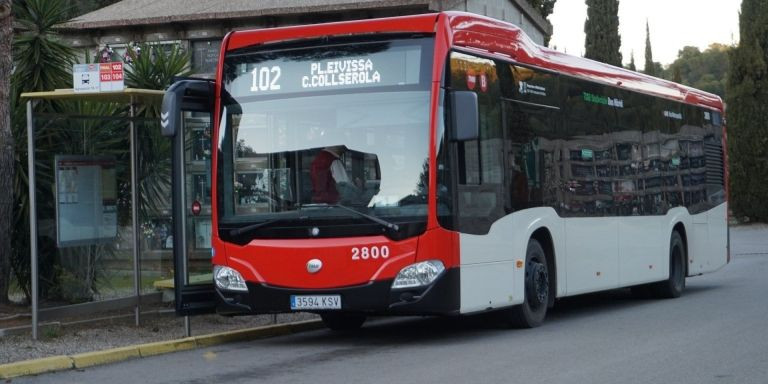 El bus 102, que va al cementerio de Collserola / TWITTER @Mikel270201