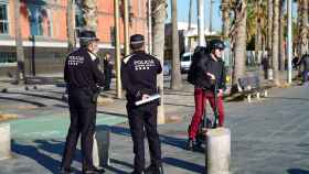 Agentes de la Guardia Urbana junto con un usuario de patinete en la Barceloneta / AYUNTAMIENTO DE BARCELONA