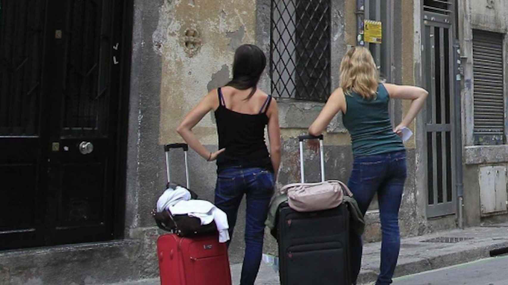 Dos turistas en una calle del centro de Barcelona / EFE