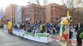 Padres y alumnos de la Escola Joan Miró protestan en la calle Diputació / REDES SOCIALES