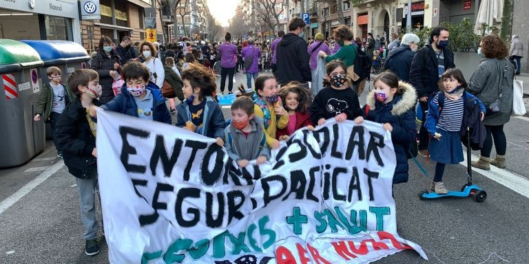 Niños protestan contra los coches en la calle Mallorca / REDES SOCIALES