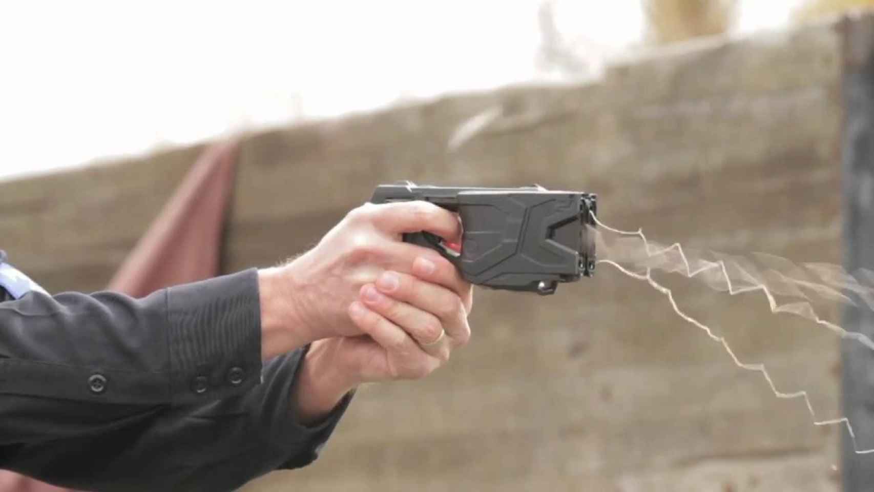 Disparo de una pistola eléctrica en una imagen de archivo / POLICÍA LOCAL DE MELILLA