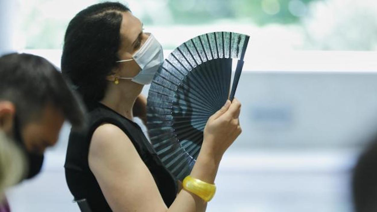 Una mujer se abanica para combatir el calor / EUROPA PRESS