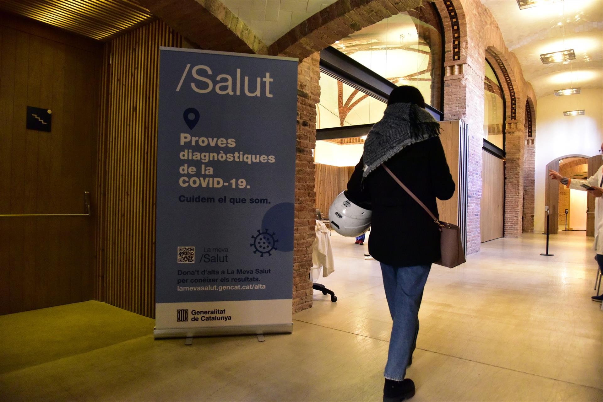 Una persona entra en el Hospital de Sant Pau, en diciembre, donde se hacían pruebas de contagios / ARCHIVO - EUROPA PRESS