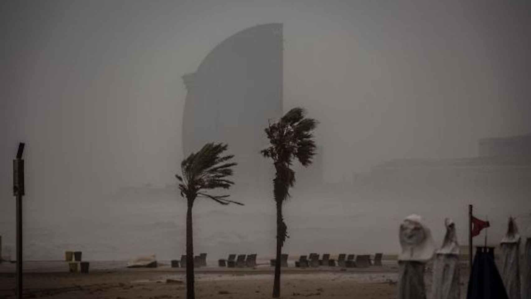El Hotel Vela, durante un temporal pasado / EUROPA PRESS - David Zorrakino