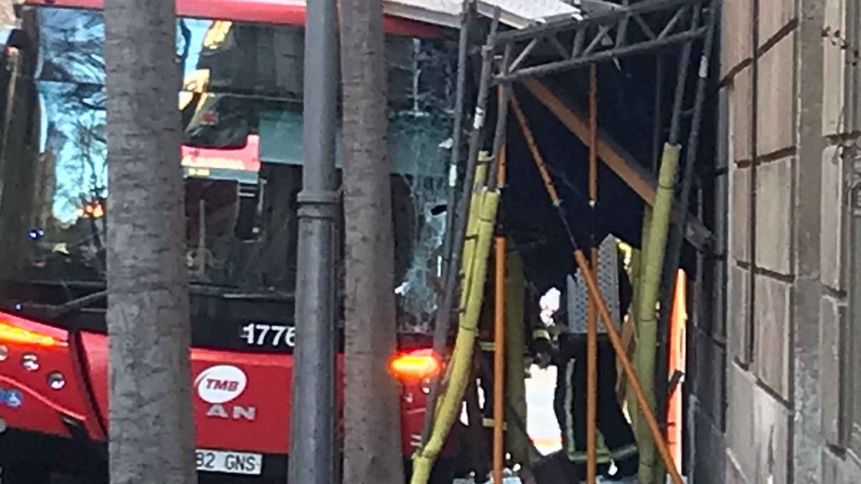 Un autobús de TMB empotrado contra un andamio después del accidente / METRÓPOLI ABIERTA