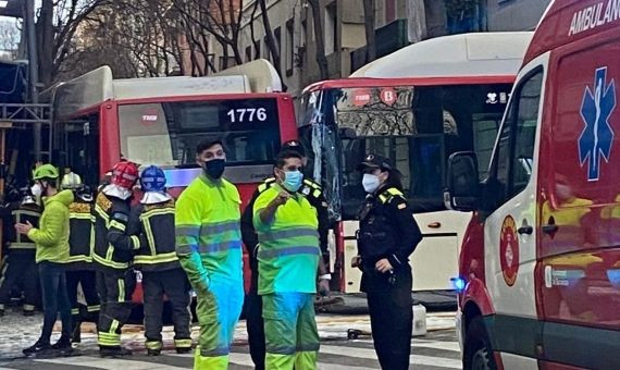 Otra perspectiva del accidente entre dos autobuses / METRÓPOLI ABIERTA