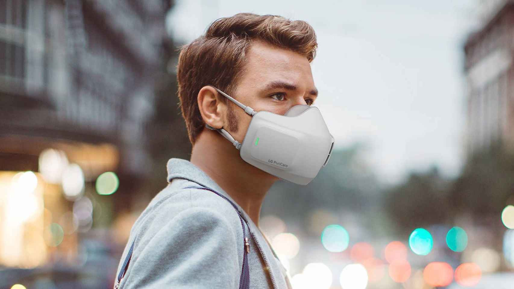Un hombre utilizando la mascarilla electrónica que purifica el aire / LG
