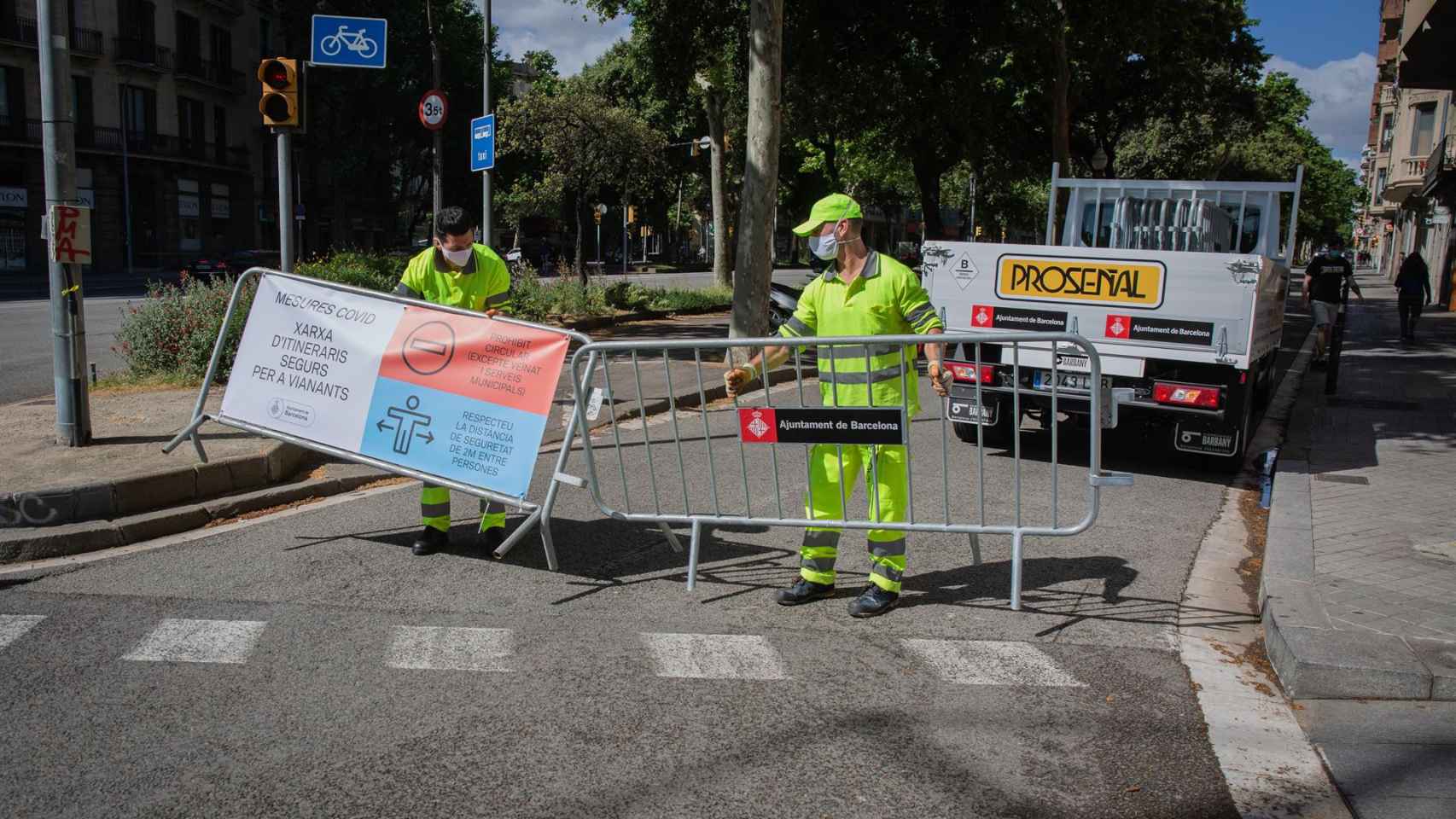 Empleados instalan vallas para cortar el tráfico lateral de la Diagonal / EUROPA PRESS - David Zorrakino