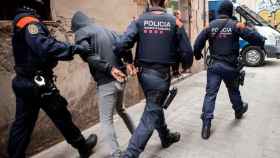 Los Mossos d'Esquadra detienen a un ladrón que cometía robos con violencia en Barcelona / EFE