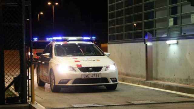 Un coche de los Mossos d'Esquadra en Viladecans / ARCHIVO