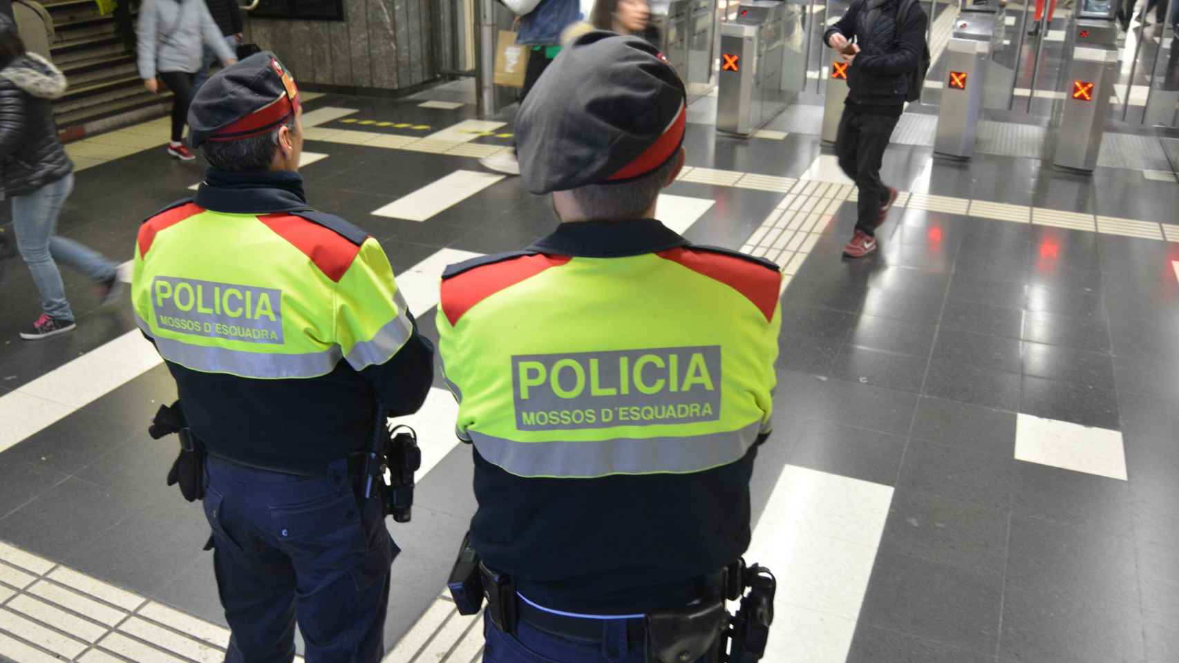 Dos agentes, en una de las estaciones de transporte público de Barcelona / MOSSOS D'ESQUADRA
