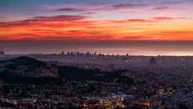 Vista panorámica de Barcelona, con el cielo con tonos rojizos / ALFONS PUERTAS - @alfons_pc