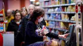 Una mujer hace la compra en un supermercado / EFE - Javier Etxezarreta