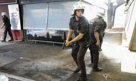 Agentes de la Guardia Urbana con pistolas durante el atentado de Barcelona, en agosto de 2017 / AGENCIAS