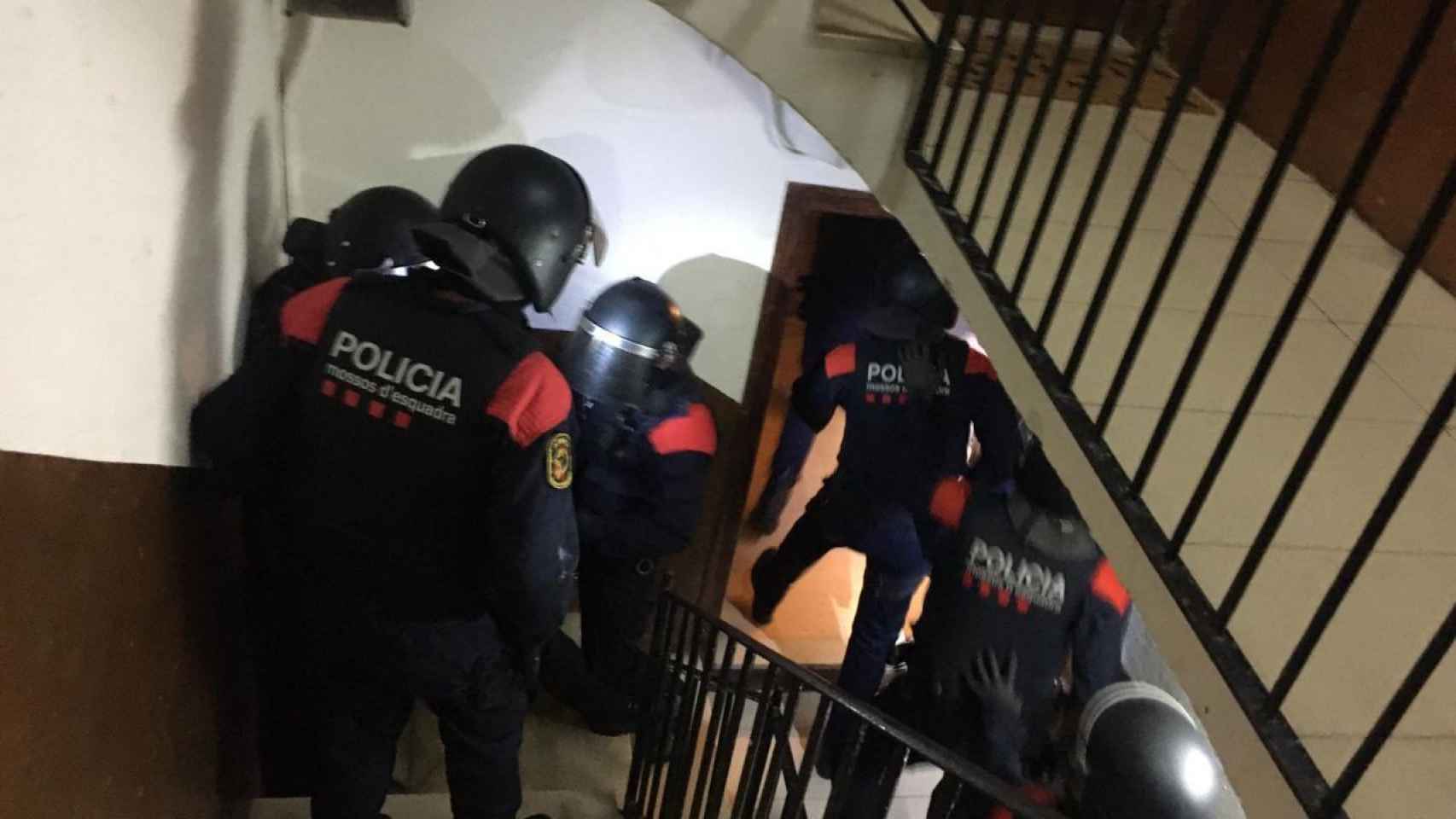 La policía en el interior del edificio donde se ha desmantelado el narcopiso / MOSSOS-TWITTER