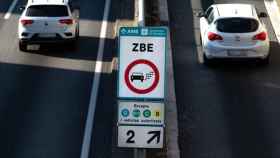 Cartel indicador de la ZBE en Barcelona / EFE