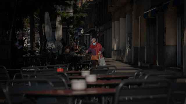 Una mujer en una terraza durante el primer día del inicio del primer tramo de la desescalada / EUROPA PRESS - David Zorrakino