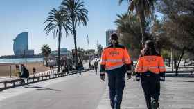 Dos agentes cívicos junto en la zona de playas de Barcelona / B:SM