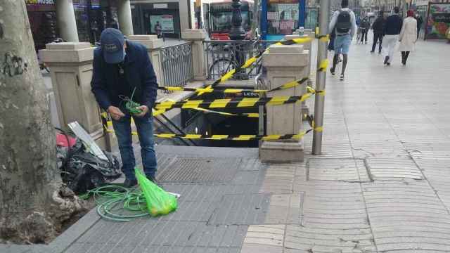 Un acceso en el metro Liceu precintado / MA - JORDI SUBIRANA